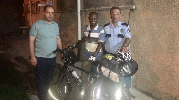 Konya´da üniversite öğrencisi olan Tanzanyalı İbrahim,   Antalya´ya bisikletle yolculuk yaparken, bu gece şehrimizde misafir ettik.