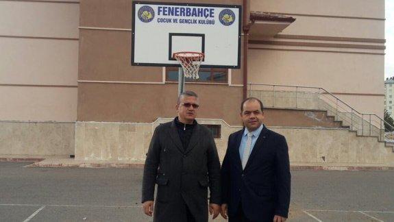 Fenerbahçe Çocuk ve Gençlik Kulübü, Gazi İlkokuluna basketbol potaları hediye etti.