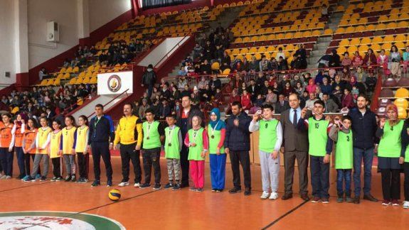 Geleneksel Okul Sporları müsabakalarını, Özel Eğitim Okulu - Gazi Ortaokulu arasındaki Yakan Top maçıyla açılışını yaptık. 