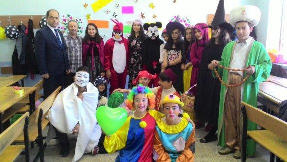 Şehit Özgür Öncel Ortaokulunda, İngilizce dersinde öğrencilerimizin farklı kostümlerle yaptıkları etkinliğe katıldık. 