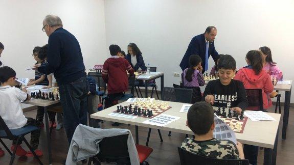İlçe Milli Eğitim ek binasında, sabah satranç kursuna katılan öğlenci Alüminyum İlkokulu öğrencilerimizle görüştük. 