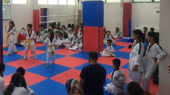 Taekwondo Kuşak Sınavlarını izledik. Velilerimizin yoğun katılımıyla yapılan sınavlarda, bir üst kuşağa geçen öğrencilerimizi tebrik ederim.