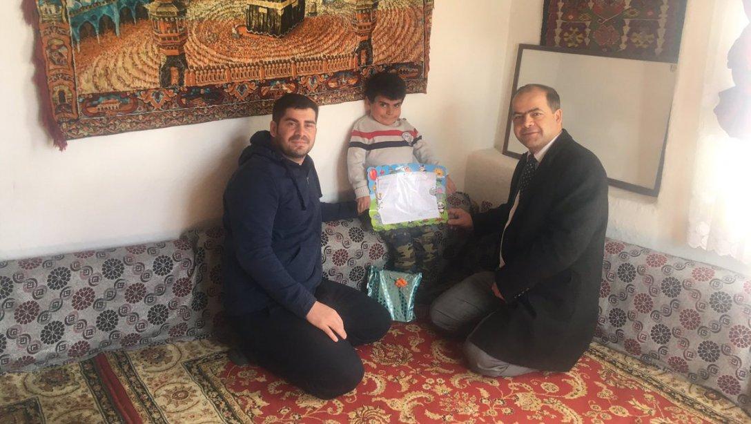 Saraycık köyünde, evde eğitim verdiğimiz bedensel engelli öğrencimiz Muhammed Yalmanı ziyaret edip, öğretmenimizle birlikte karnesini verdik.