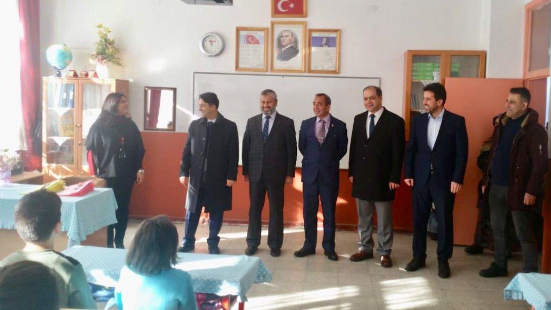 Atatürk İlkokulunda, Kaymakamımız, Emniyet Müdürümüz ve Müftümüzle birlikte, öğrencilerimize karnelerini dağıttık. 