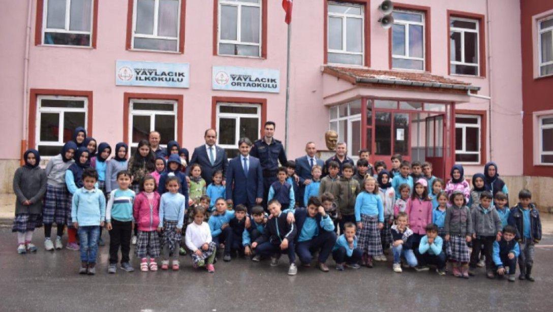 Yaylacık İlkokulu ve Ortaokulunu, sayın Kaymakamımız ve Jandarma Komutanımızla ziyaret ettik.