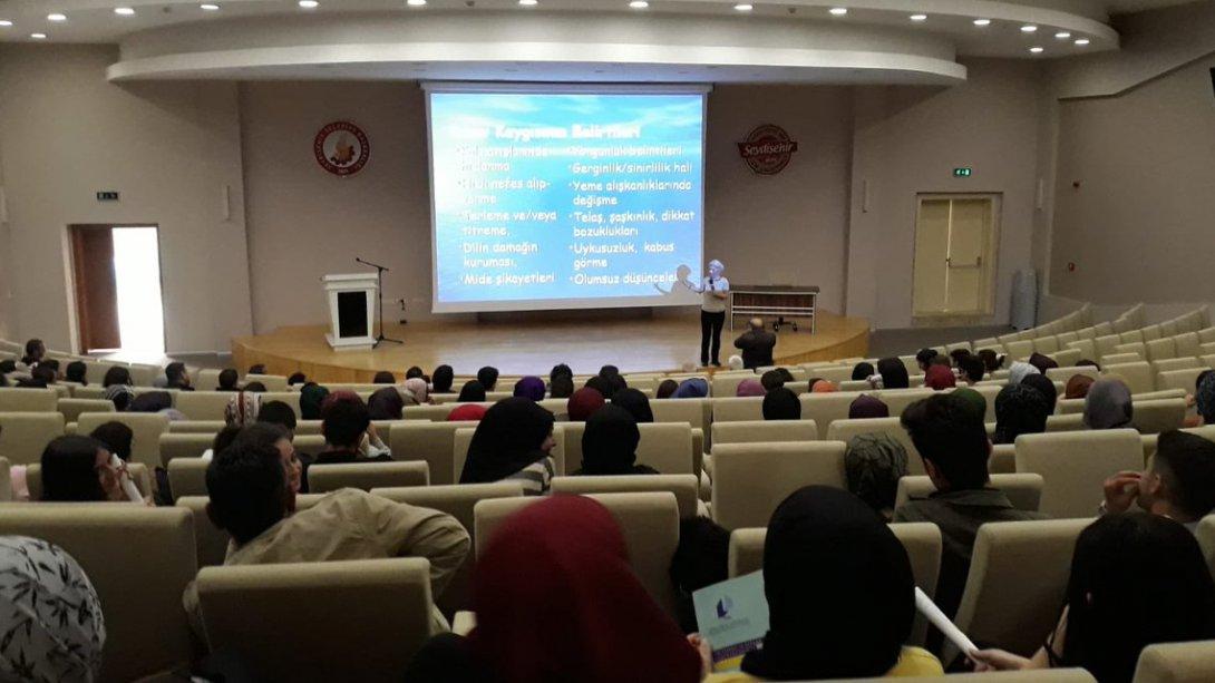 Lefke Avrupa Devlet Üniversitesi öğretim üyesi Doç.Dr. Elif Asude Tunca "Sınav Kaygısı ve Motivasyon" konulu seminer  verdi.