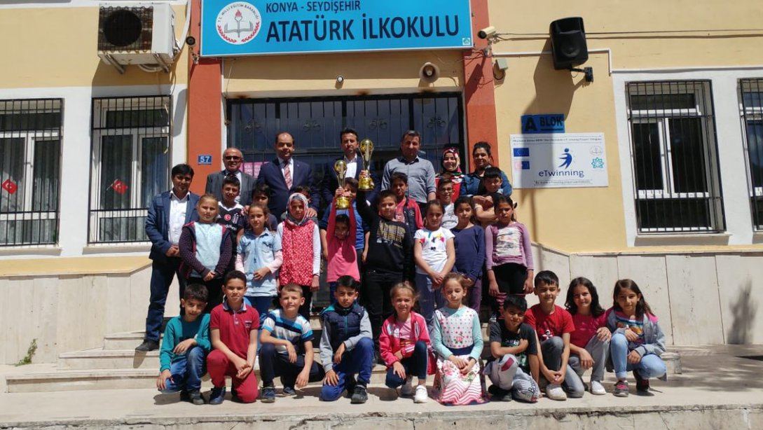 Atatürk İlkokulunda, Geleneksek Çocuk Oyunlarında dereceye giren öğrencilerimize kupalarını verdik. 