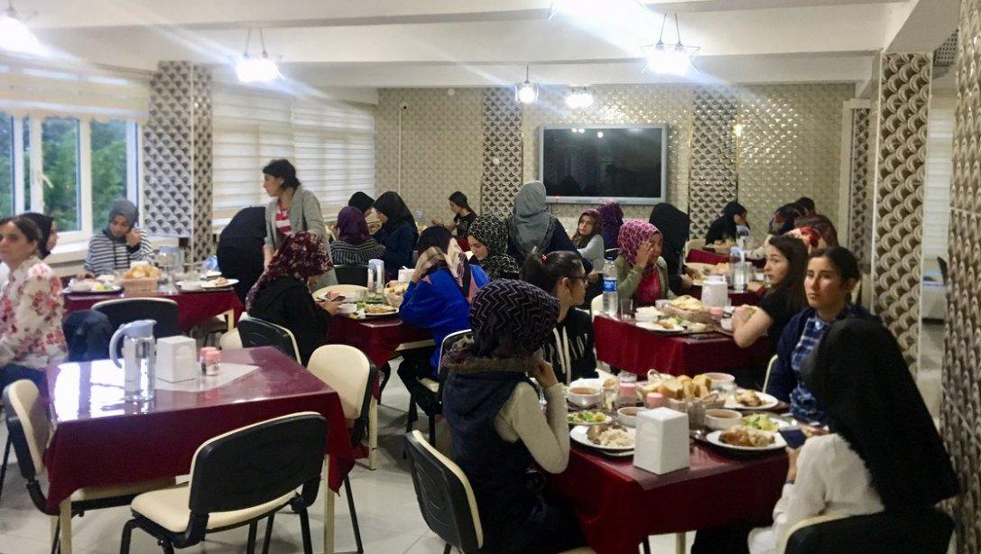 Endüstri Meslek Lisesi Kız Pansiyonunda kalan öğrencilerimizle, sayın kaymakamımızla birlikte iftar yaptık.
