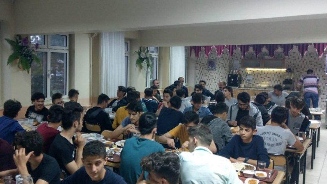 Şehit Muhsin Kiremitçi Fen Lisesi Erkek Pansiyonunda kalan öğrencilerimizle iftar yaptık.