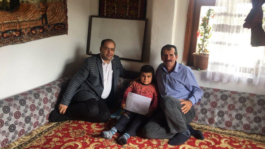 Saraycık köyünde, evde eğitim verdiğimiz bedensel engelli öğrencimiz Muhammed Yalman'ı ziyaret ettik.