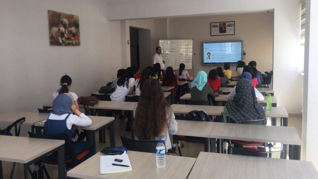Seyyid Harun Maarif Merkezinde başlayan, Liselere Giriş Sınavına hazırlık kurslarını ve Satranç kursunu ziyaret ettik.