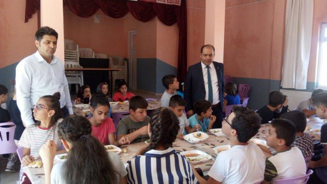 Okulun ilk günü, Şehit Özgür Öncel İlkokulu ve Ortaokulu taşımalı öğrencilerimizi, öğle yemeğinde ziyaret ettik.