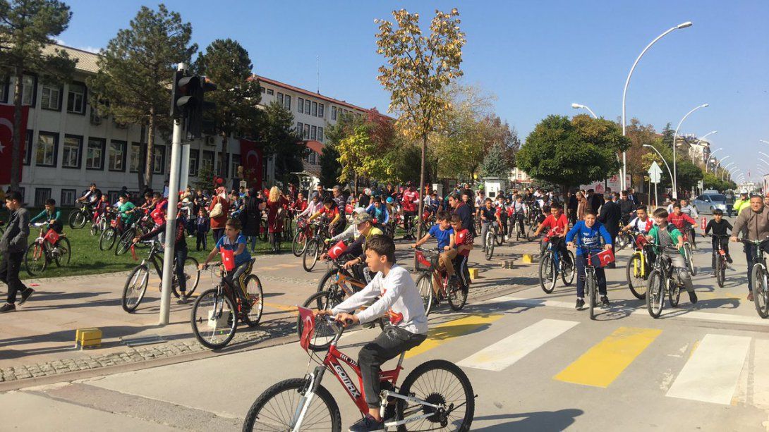 Öğretmen ve öğrencilerimizin katılımıyla Cumhuriyet Bayramı Bisiklet Turu düzenledik.