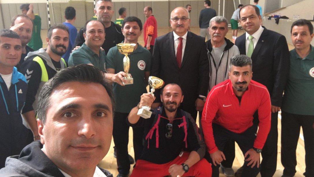 Türkiye Öğretmenler Turnuvasında takımlarımız kupalarını aldılar.