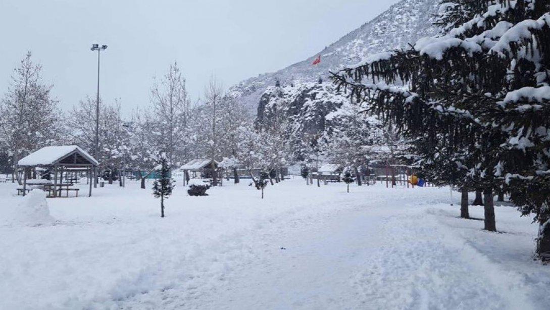 Seydişehir'de soğuk hava ve buzlanma nedeniyle Pazartesi günü eğitime 1 gün ara verilmiştir.