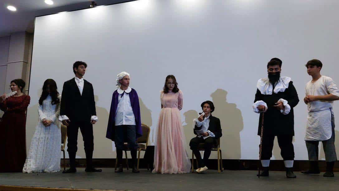 Şehit Muhsin Kiremitçi Fen Lisesi tiyatro ekibinin sahnelediği 