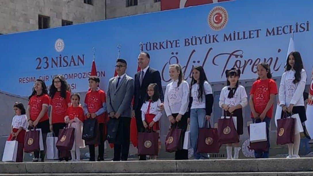 Türkiye üçüncüsü olan Alya Rana Aslan ödülünü  Türkiye Uzay Ajansı Başkanı sayın Yusuf Kıraç'tan, TBMM'de aldı.