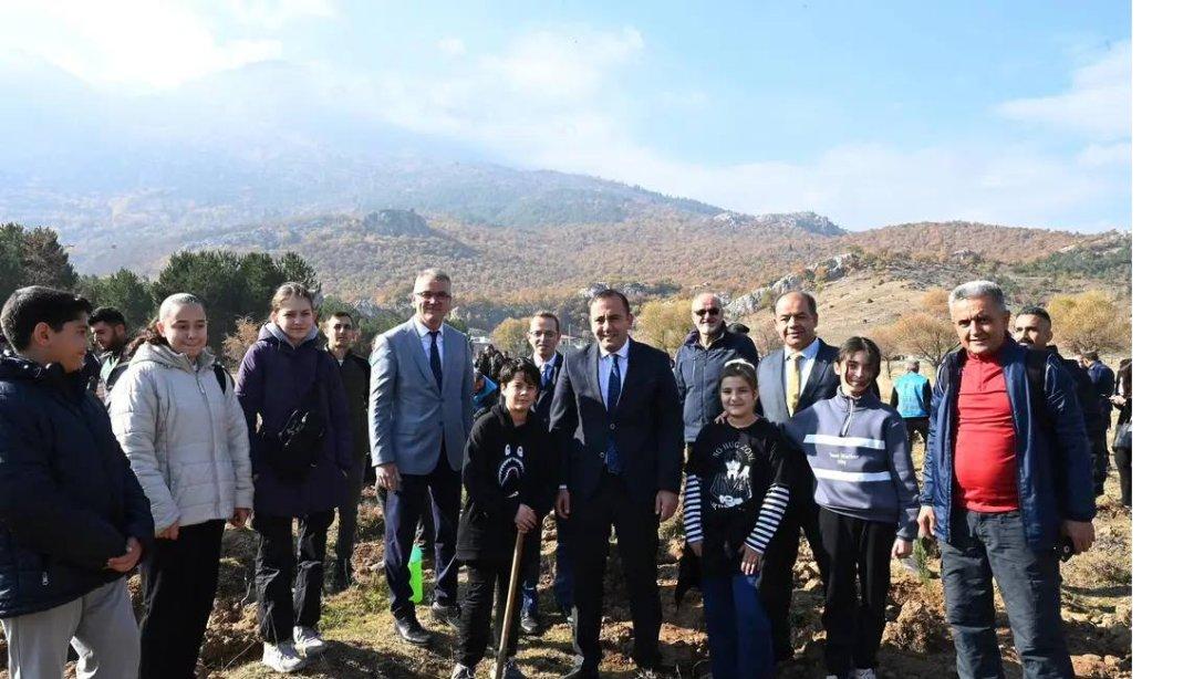 MİLLİ AĞAÇLANDIRMA GÜNÜNDE FİDANLAR TOPRAKLA BULUŞTURULDU.